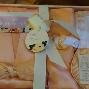 4 Piece Satin Spa Set in Peach